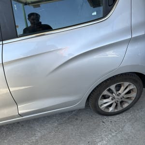 מכונית כסופה עם פגיעה בדלת האחורית
