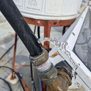 דליפת מים מצינור דוד שמש על גג