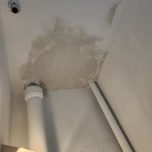 תקרה עם כתמי רטיבות והתקלפות צבע