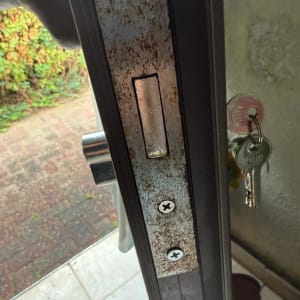 מנעול דלת עם מפתחות תלויים