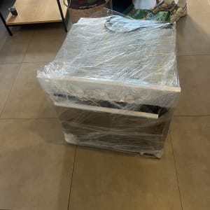 מכשיר עטוף בניילון מוכן להובלה