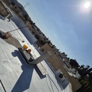 גג אטום עם כלים וחומרים לאיטום