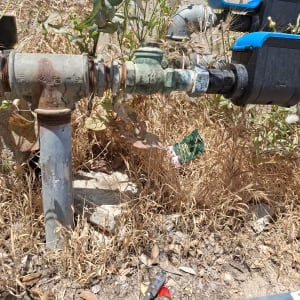 צינורות מתכת עם חיבורים וברזים כחולים