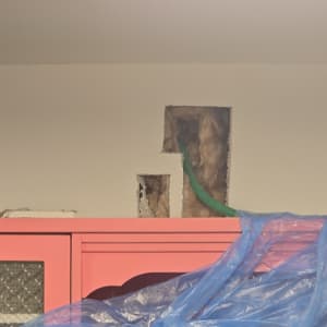 חורים בקיר עם צינור ירוק, עבודה חשמלית