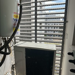 רשת מתכת על חלון למניעת כניסת יונים