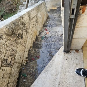 מדרגות מלוכלכות עם דלי צבע וכלי עבודה