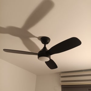 מאוורר תקרה בחדר עם חלון ווילון