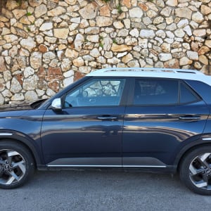 רכב חונה ליד קיר אבן