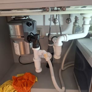 מערכת צינורות מתחת לכיור עם מסנן מים