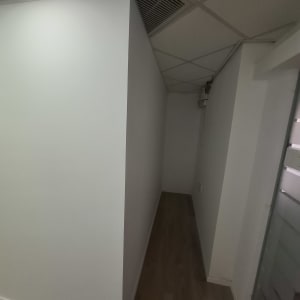 קיר גבס עם תקרה מונמכת ופתח אוורור