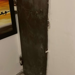 דלת מתכת עם מנעול ובריחים