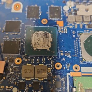 לוח אם עם רכיבים אלקטרוניים ומעבד