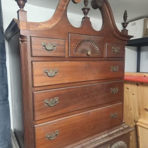 ארון עץ גדול עם מגירות וידיות מתכת