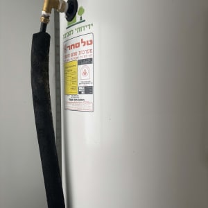 דוד שמש עם מדבקה טכנית וצינור מחובר