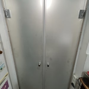 דלת זכוכית חלבית עם ידיות מתכת