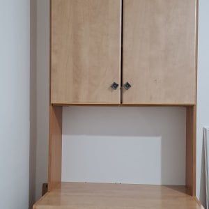 ארון עץ עם דלתות סגורות וידיות מתכת