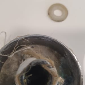 חלקי צנרת עם אטמים על משטח לבן