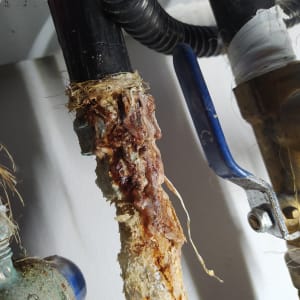 צינור עם חלודה ונזילה, חלק ממערכת סולארית