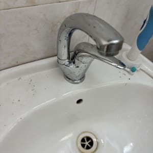 ברז וכיור בחדר אמבטיה