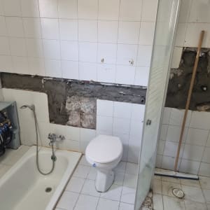 חדר אמבטיה עם אמבטיה, שירותים, צנרת וכלים סניטריים