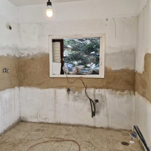 חדר ריק עם קירות חשופים וחלון פתוח