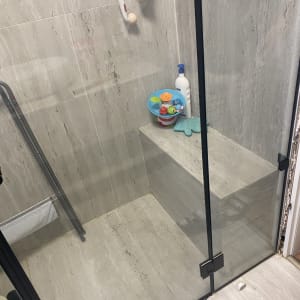 מקלחון עם צעצועים ומוצרי טיפוח
