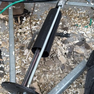 רכיב מתכת עם חוטים על רצפה