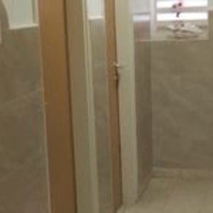 חדר עם קירות מרוצפים ודלתות עץ