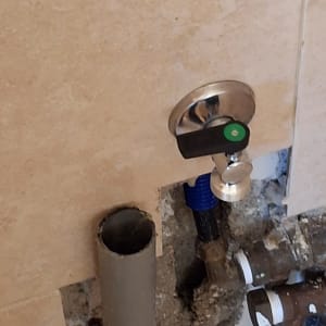 התקנת נקודת מים וברז ניל בתוך קיר במהלך עבודת אינסטלציה