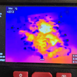 תמונה תרמית על מסך מכשיר איתור נזילות