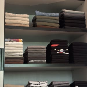 מדפים עם בגדים מקופלים בצורה מסודרת