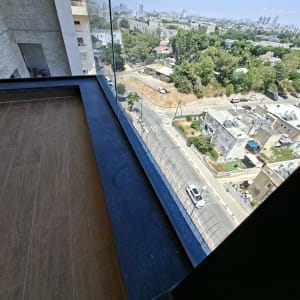 נוף עירוני מבעד לחלון זכוכית גדול