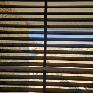 רשת למניעת כניסת יונים במרפסת