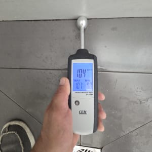 בדיקת לחות בקיר באמצעות מד לחות דיגיטלי לאיתור נזילה בבית