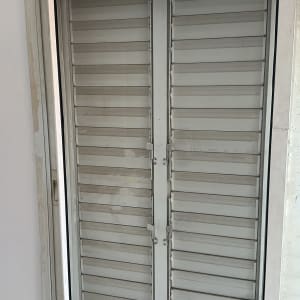 חלון אלומיניום עם זכוכית שקופה מותקן בקיר