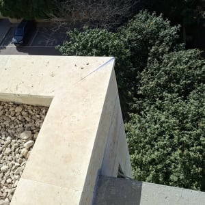 גג עם חיפוי אבן וחצץ, עצים ברקע