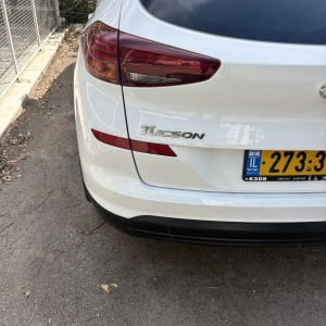 חלקו האחורי של רכב לבן לאחר תיקון פחחות וצבע בפגוש