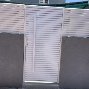 שער אלומיניום לבן עם תריסים אופקיים