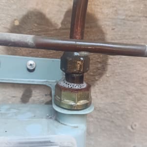 מד גז עם חיבורי צינורות על קיר