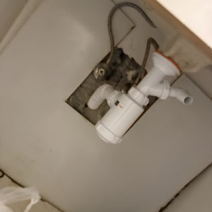 צנרת מתחת לכיור עם חיבורי פלסטיק