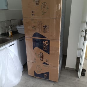 ארגזים גדולים במטבח על הרצפה