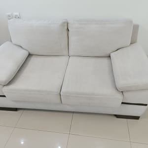 ספה לבנה על רצפת קרמיקה