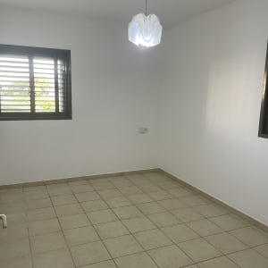 חדר ריק עם קירות צבועים ותאורה תלויה