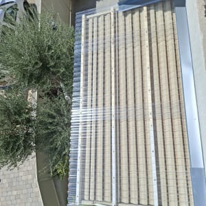 פרגולת אלומיניום עם שלבים דמוי עץ וקירוי סנטף שקוף