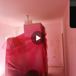 חדר עם רהיטים מכוסים בניילון אדום