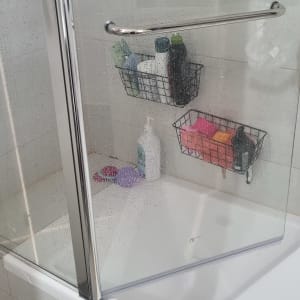 מקלחון עם מדפים ומוצרי טיפוח