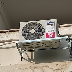 יחידת מיזוג אוויר חיצונית מותקנת על קיר