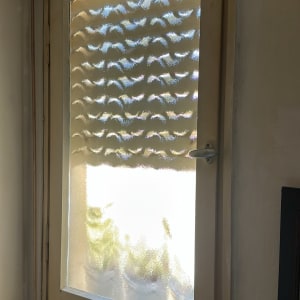 חלון זכוכית עם דוגמה גלי