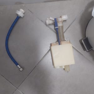 חלקי אינסטלציה על רצפה, כולל צינור וכבל