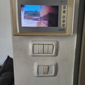 מסך תצוגה של מצלמת אבטחה עם תמונה חיצונית